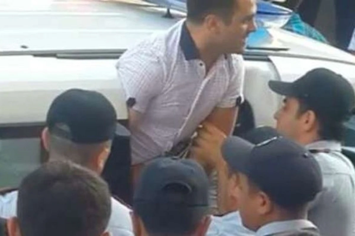 В Баку драка между сотрудниками полиции и водителями (видео)