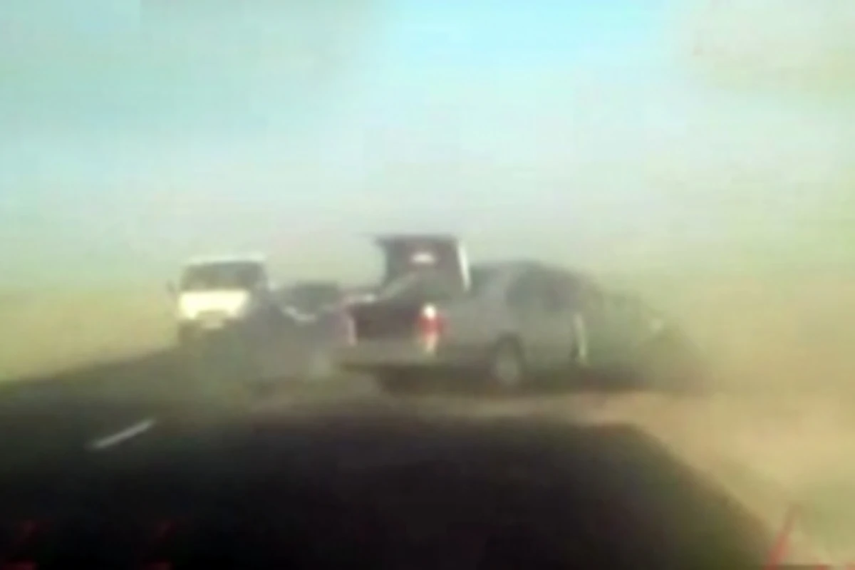 В Баку обгон по обочине закончился страшной аварией (видео)