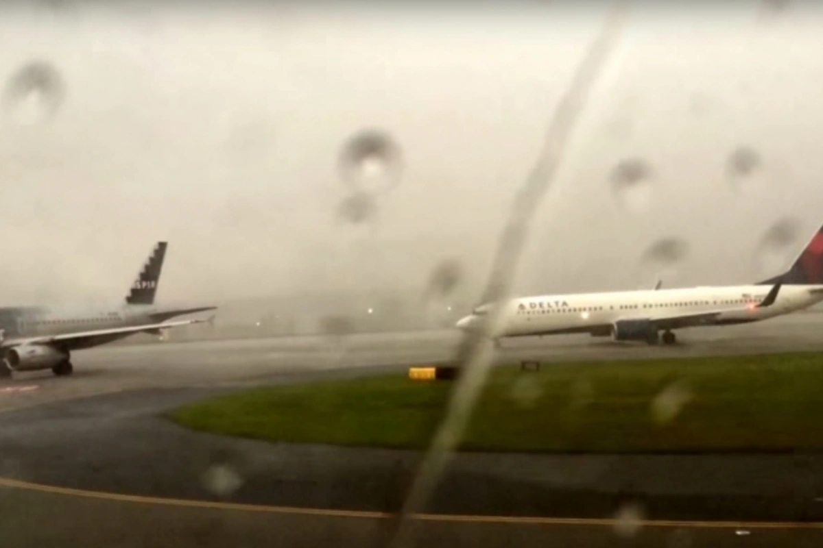 В США пассажир снял на видео удар молнии в самолет (видео)