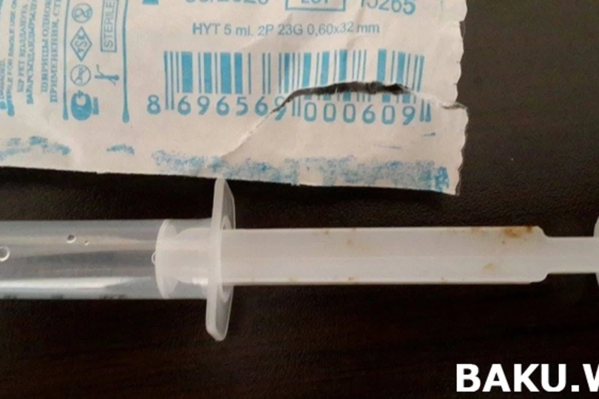 В бакинских аптеках продают заплесневелые медицинские шприцы (фото)