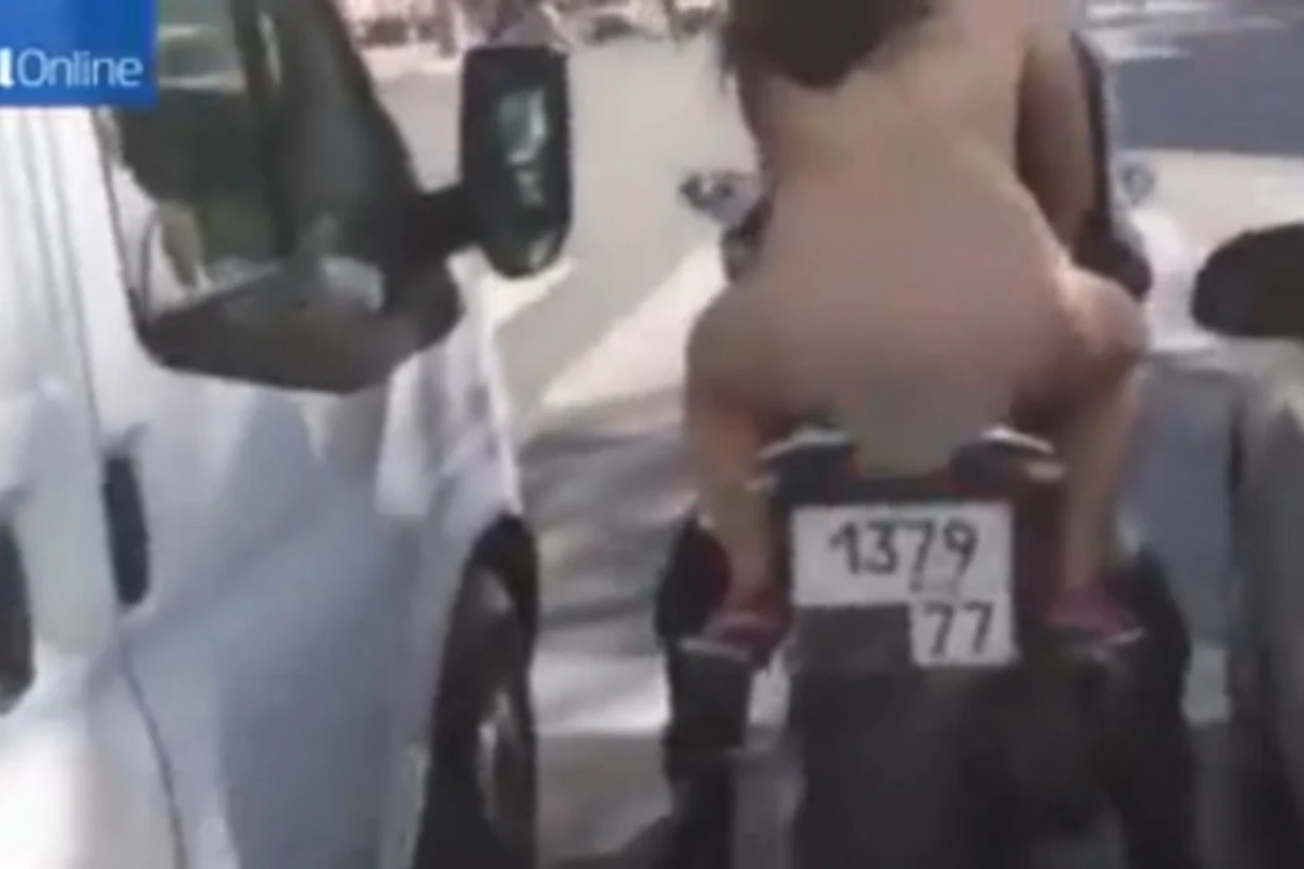 Gənc qız lüt mindiyi motosikletlə şəhəri gəzdi (VİDEO +18) Gənc qız lüt mindiyi motosikletlə şəhəri gəzdi (VİDEO +18)