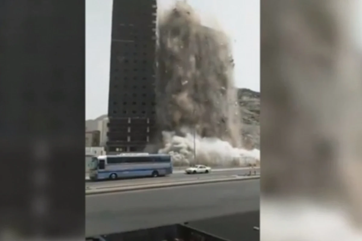В Мекке многоэтажное здание развалилось на глазах у его строителей (видео)