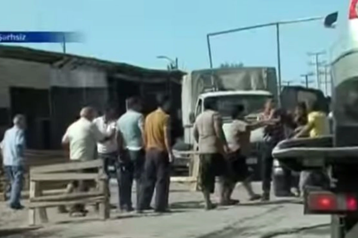 Массовая драка с участием женщины в Баку (видео)