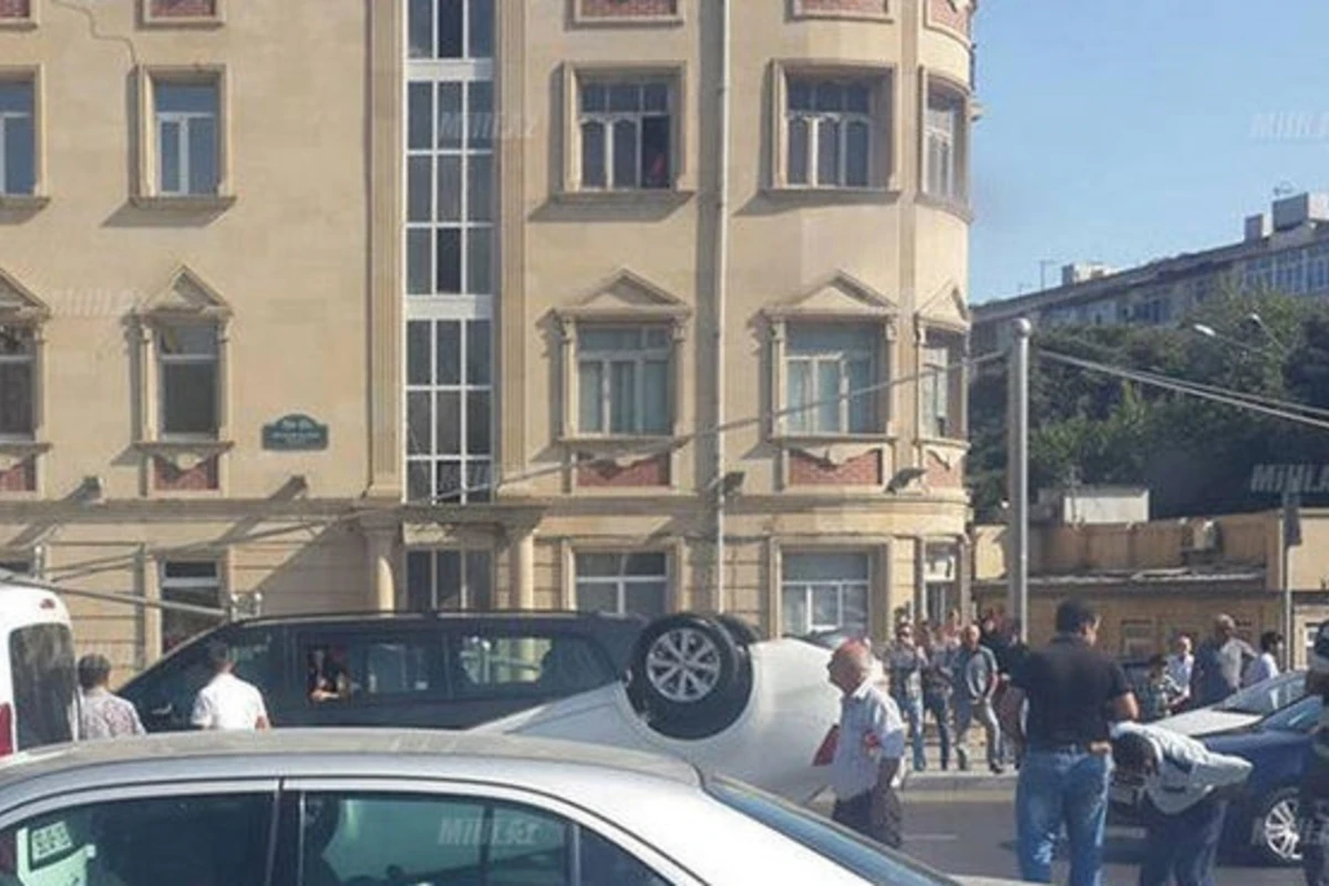 На центральном проспекте в Баку перевернулся автомобиль