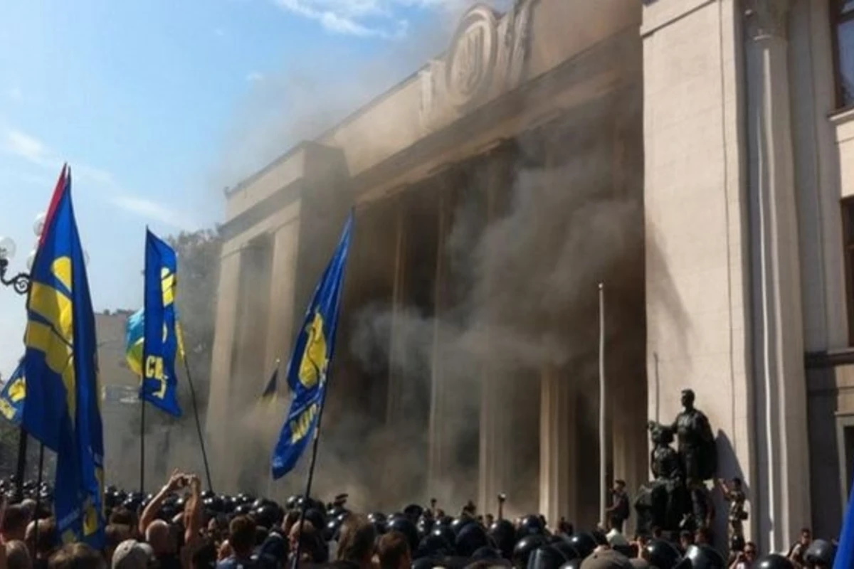 У здания парламента Украины произошел взрыв (видео)
