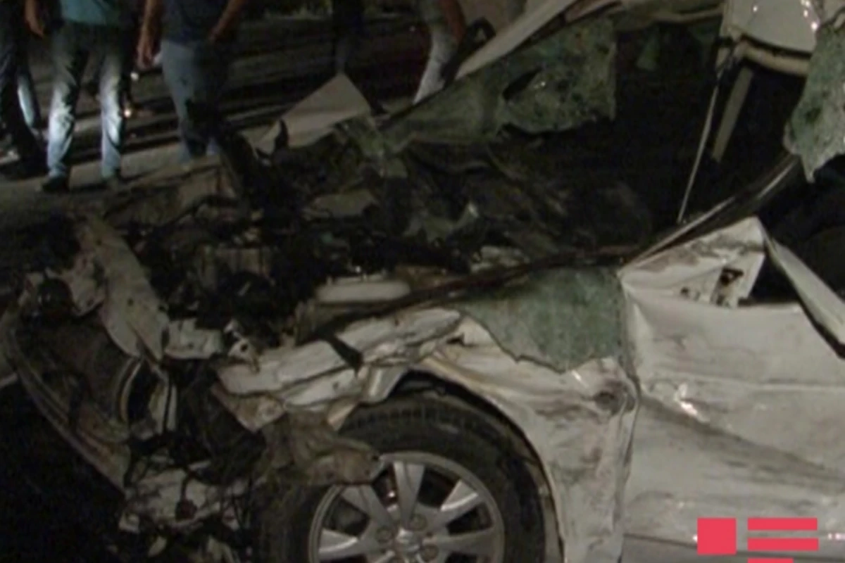 В Баку легковой автомобиль врезался в бензовоз: 2 погибших, 2 раненых