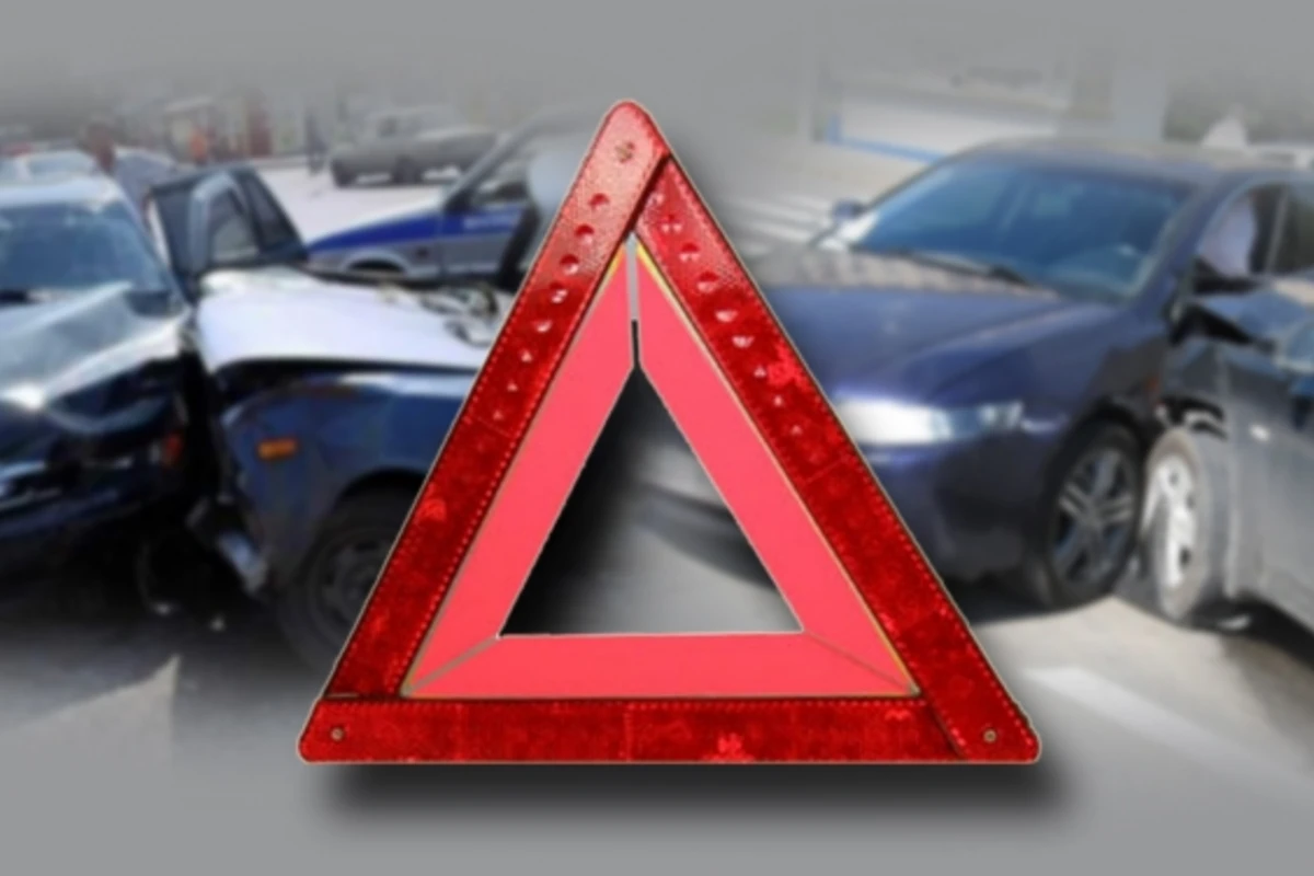 В Баку произошло ДТП с участием угнанного автомобиля, 2 человека погибли