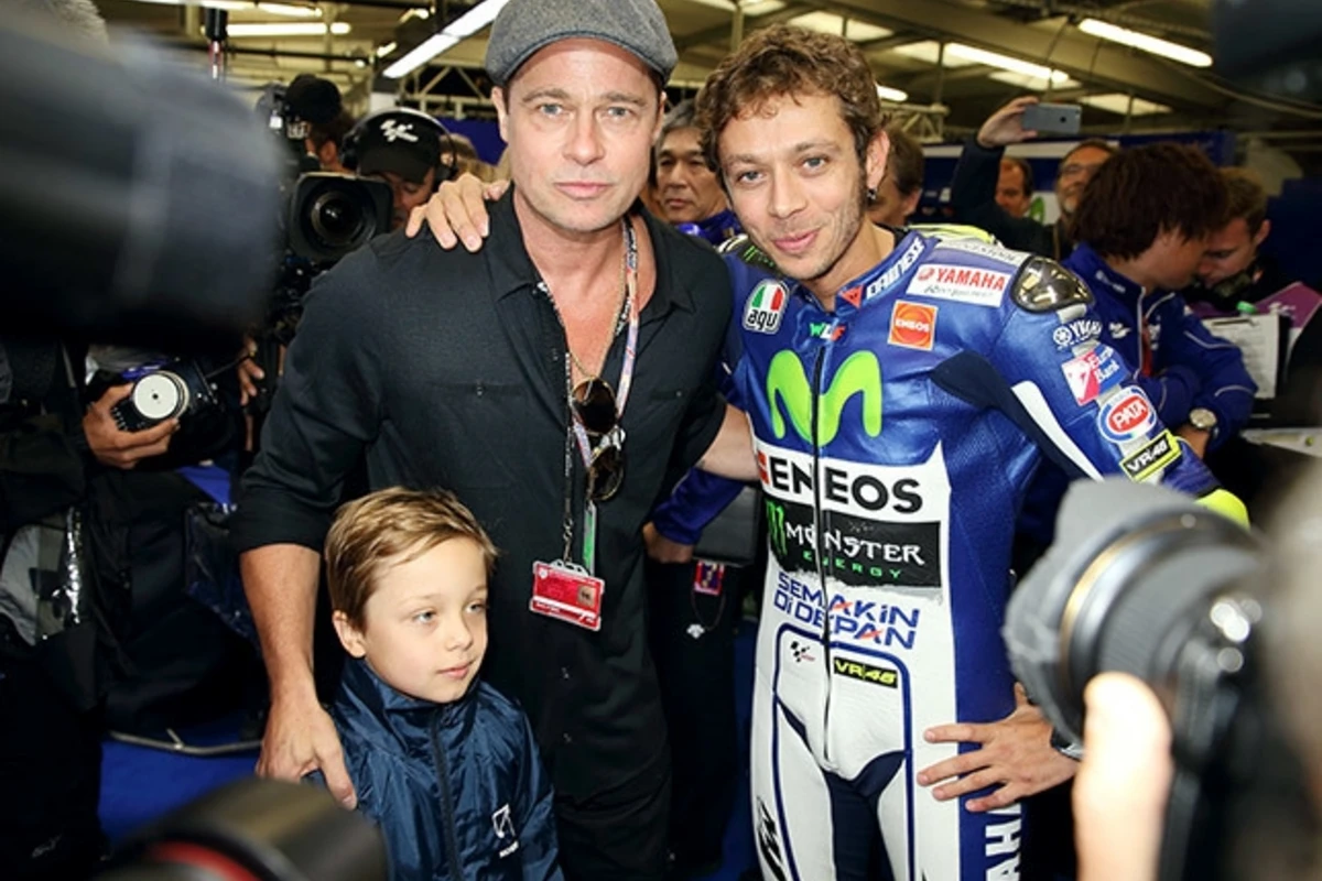 Брэд Питт с сыном Ноксом на мотогонках MotoGP British Grand Prix