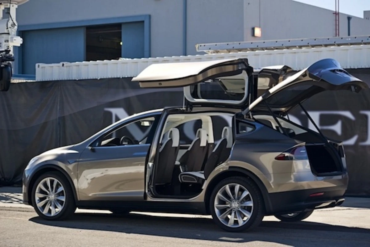 Компания Tesla представила ойлайн-конфигуратор своего нового кроссовера X-Signature
