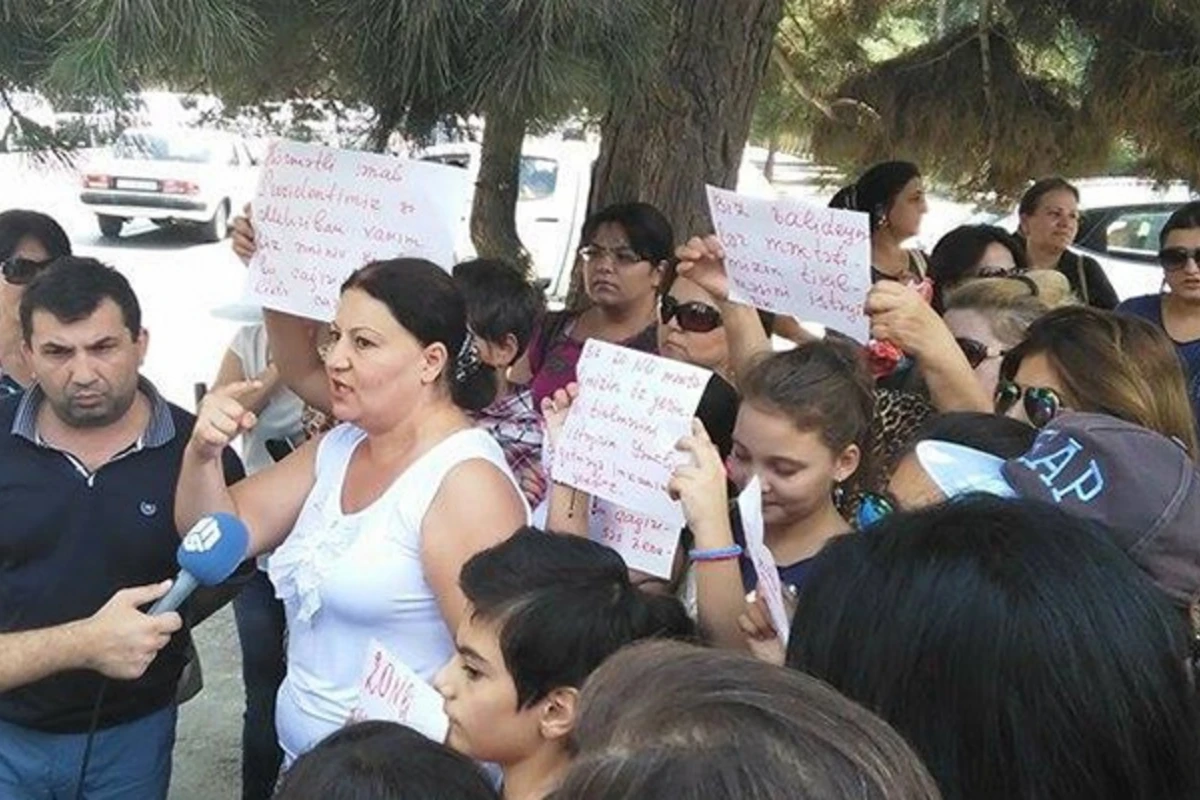 В Баку у школы №20 прошла акция протеста