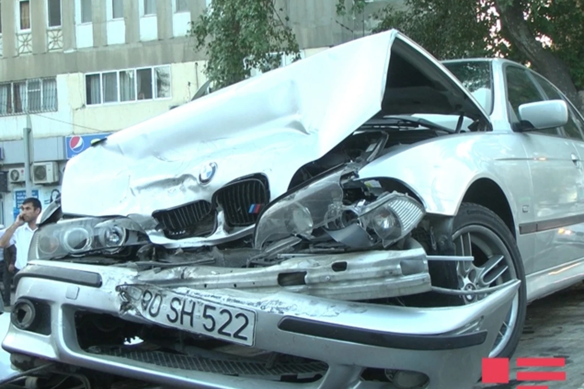 В Баку Range Rover столкнулся с BMW (видео)