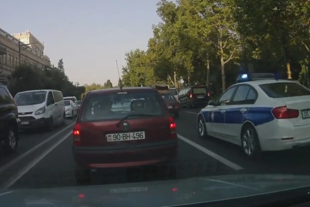 В Баку, не уступив дорогу женщине, экипаж дорожной полиции спровоцировал ДТП (видео)