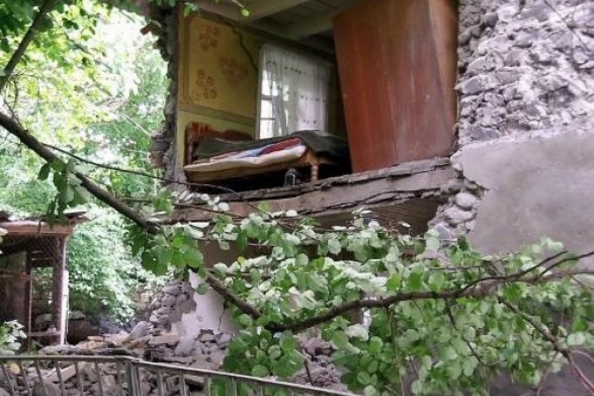 После сильного землетрясения в Шеки некоторые дома, школы и детсады пришли в аварийное состояние