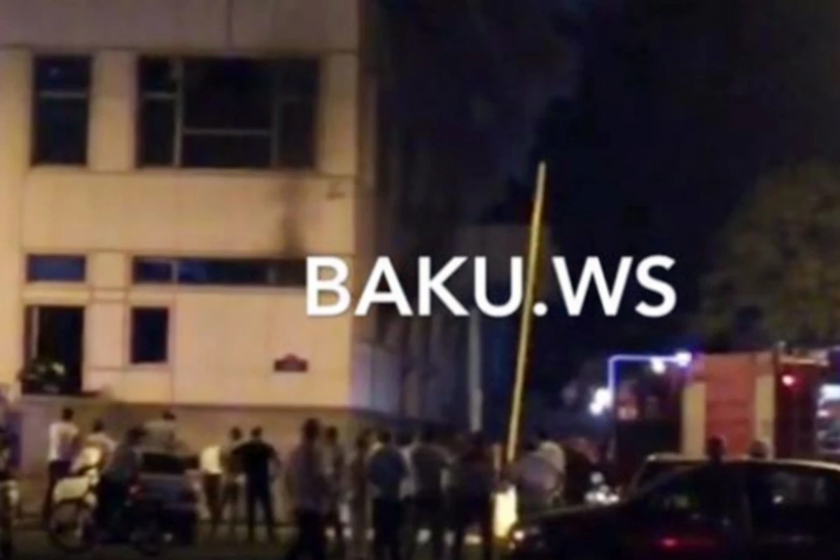 Сильный пожар в здании Морского вокзала в Баку (видео)