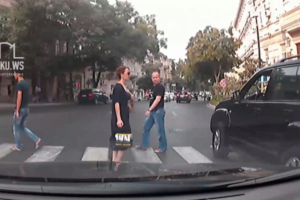 В Баку нарушитель снова избежал ответственности, не уступив дорогу пешеходам на глазах у полиции (видео)