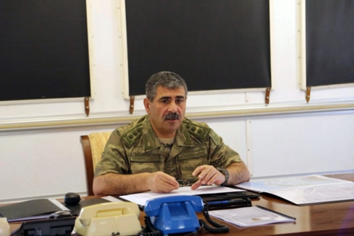 Министр обороны Азербайджана провел совещание в полевых условиях