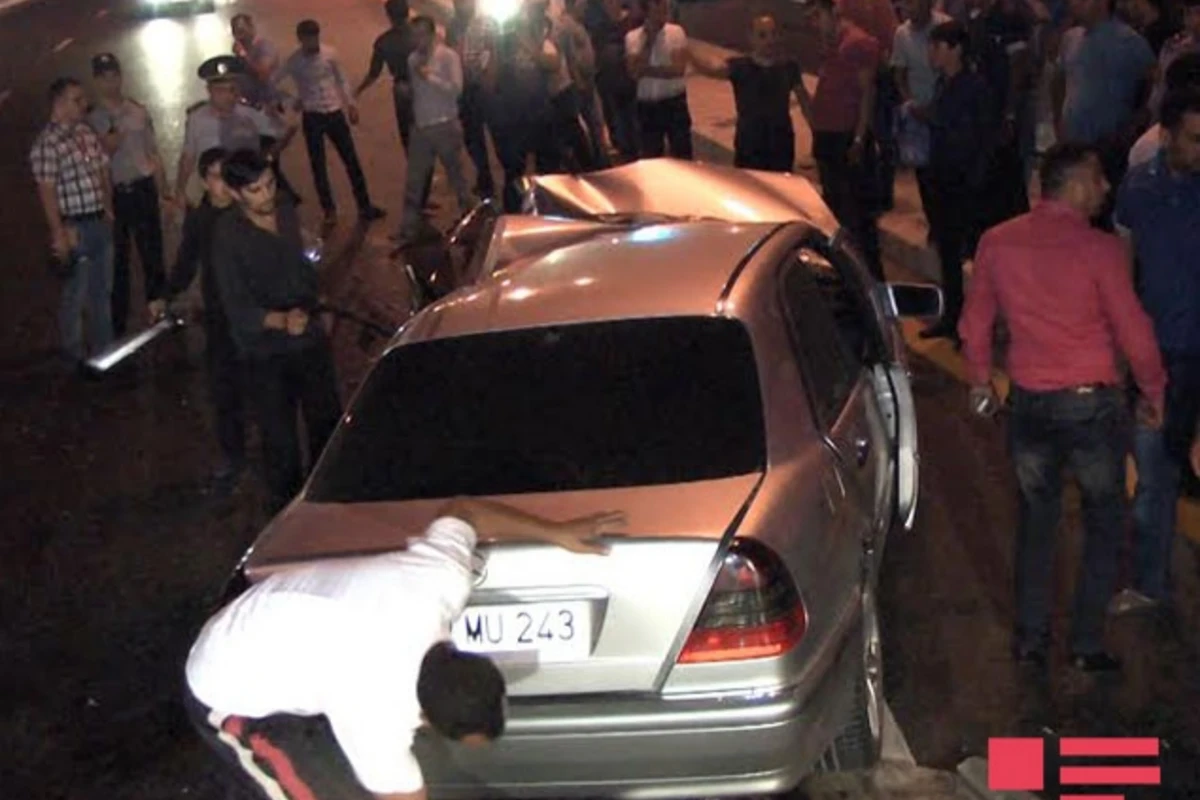 В Баку Mercedes врезался в фонарный столб