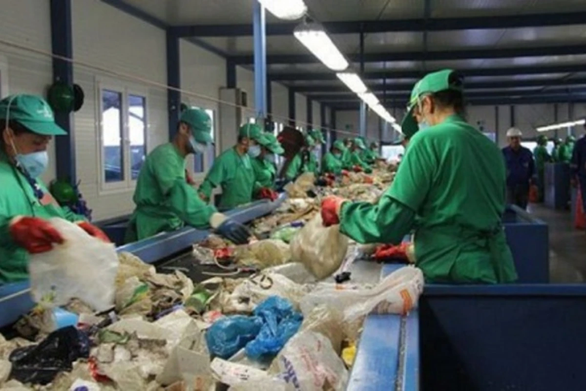 В Азербайджане при обработке мусора найдено до 100 килограмм мелочи