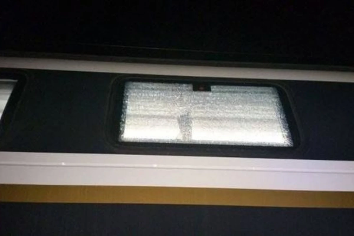 В электричке Баку-Сумгайыт мужчина разбил стекла