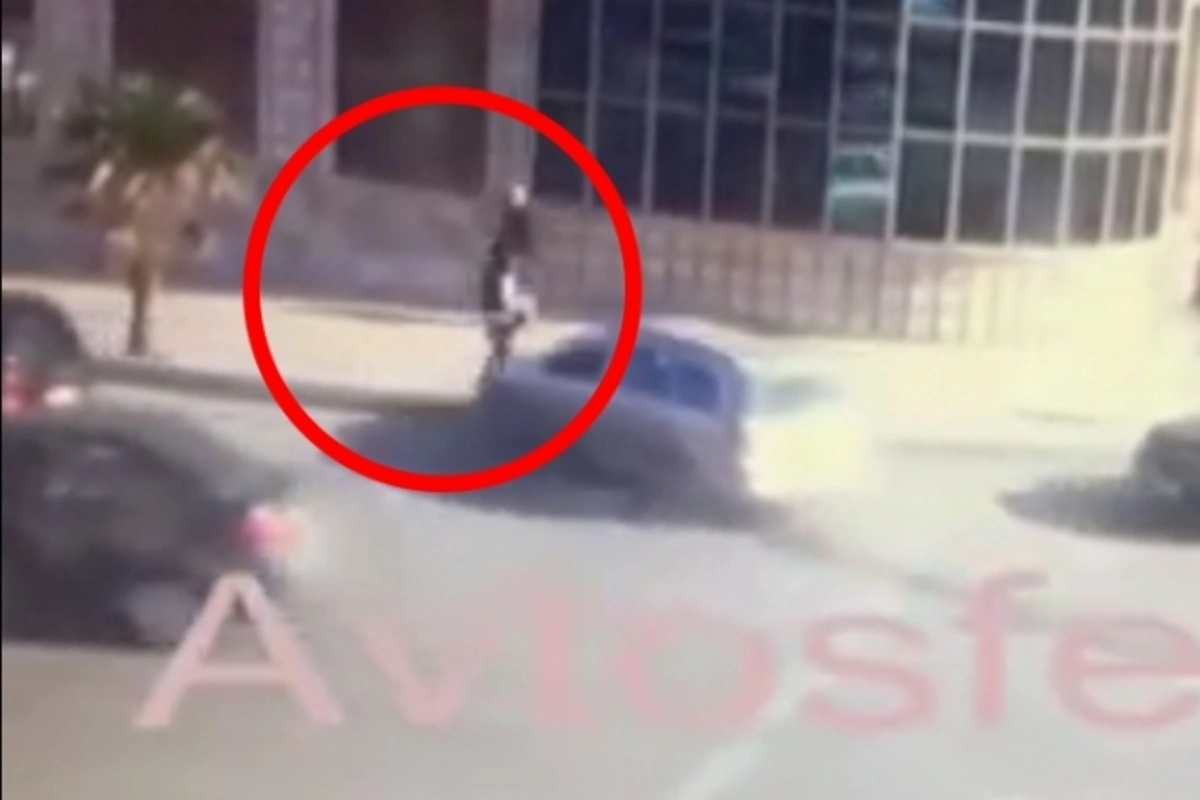 В Баку автомобиль сбил девушку на тротуаре (видео)