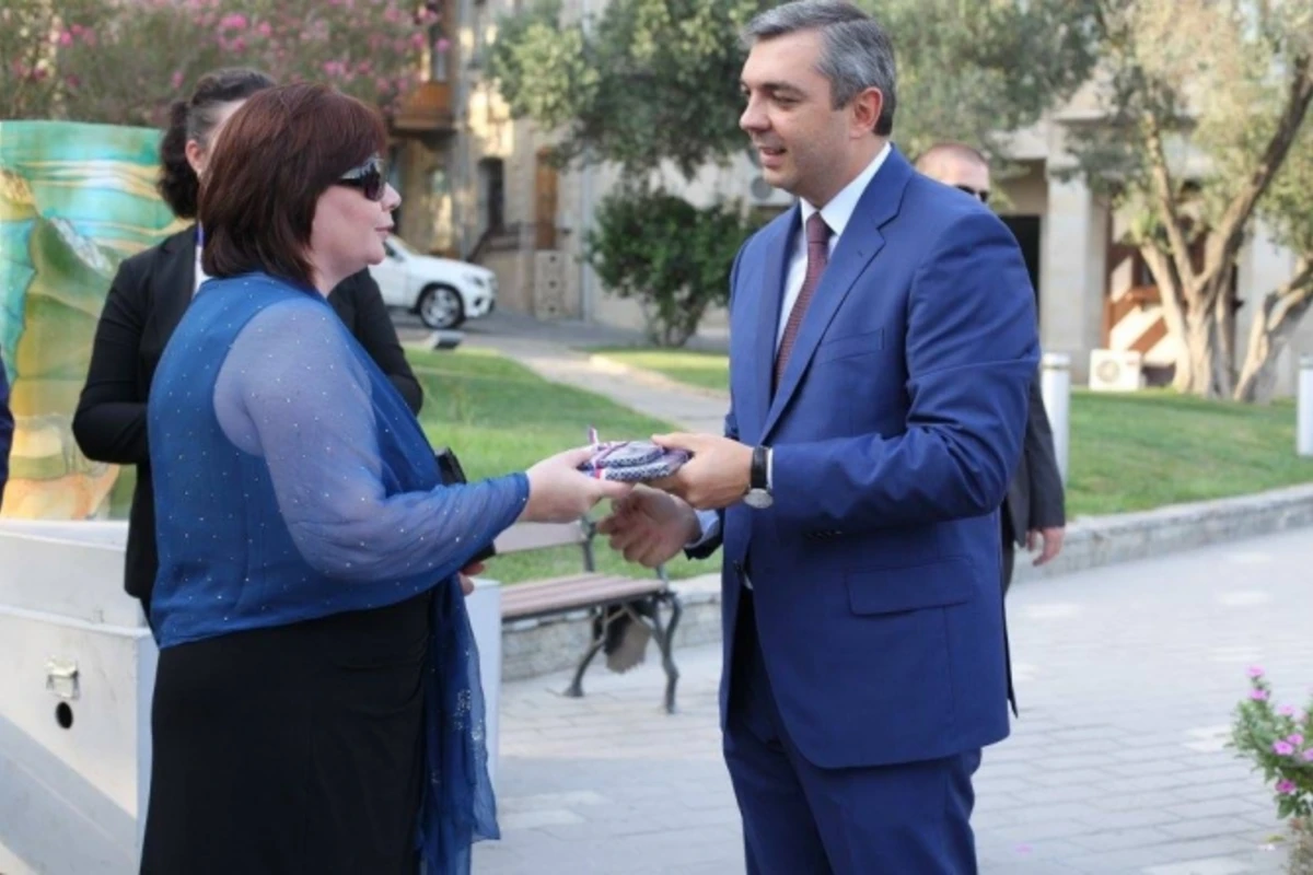 Prezidentin xanımı İçərişəhərdə oldu (FOTO) Prezidentin xanımı İçərişəhərdə oldu (FOTO)