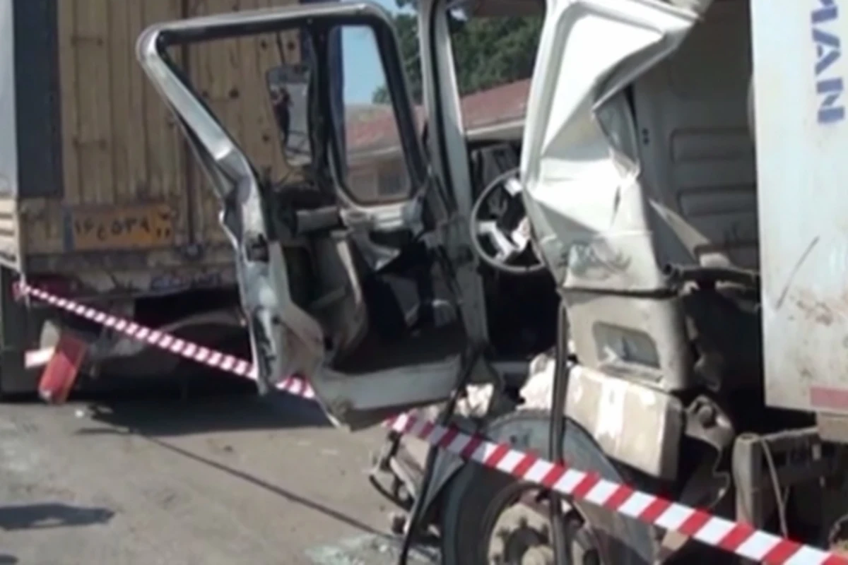 В Азербайджане в страшной аварии погибли члены одной семьи (видео) В Азербайджане в страшной аварии погибли члены одной семьи (видео)