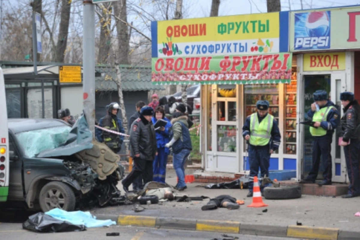 В Москве водитель легковушки сбил 8 человек на автобусной остановке (видео) В Москве водитель легковушки сбил 8 человек на автобусной остановке (видео)