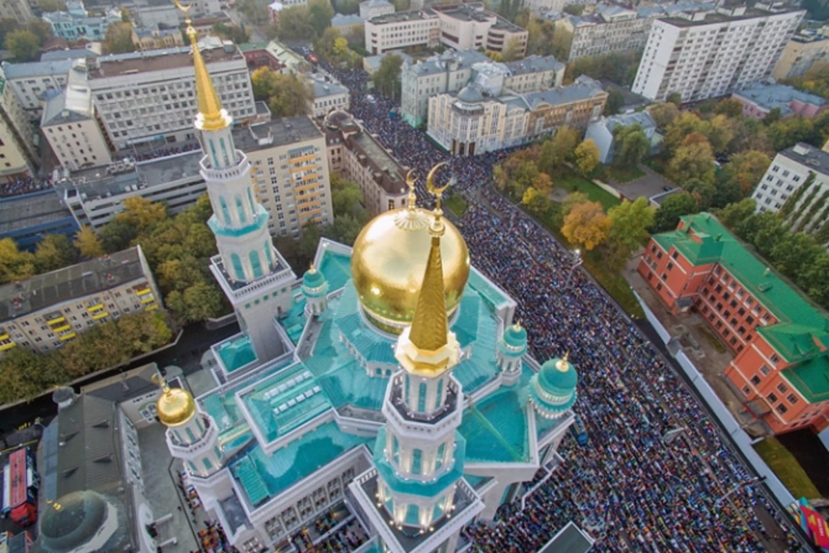 Тысячи мусульман посетили праздничную молитву в новой мечети Москвы