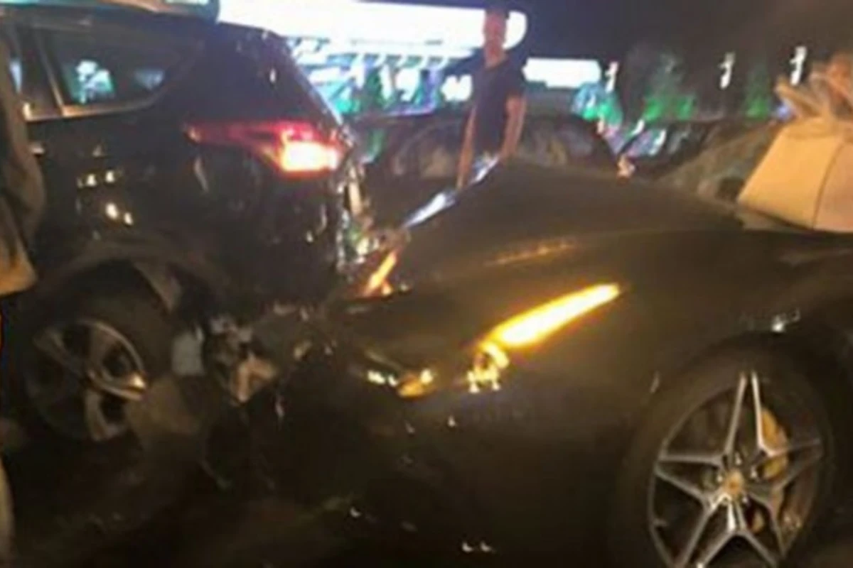 Пьяная женщина разбила дорогущий Ferrari в центре Баку (видео)