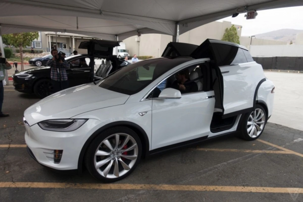 Электрический внедорожник Tesla Model X официально представлен покупателям (видео)