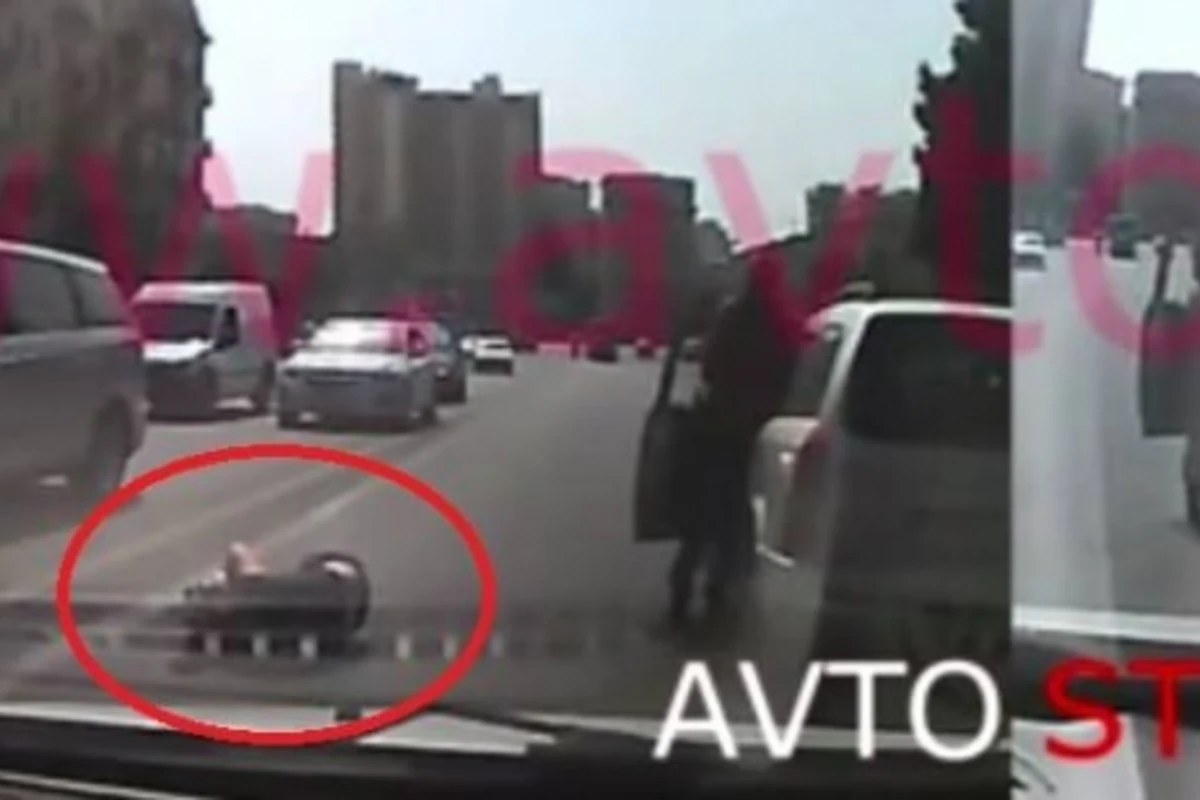 В Баку женщина-камикадзе бросилась под колеса автомобиля (шокирующее видео, 18+)