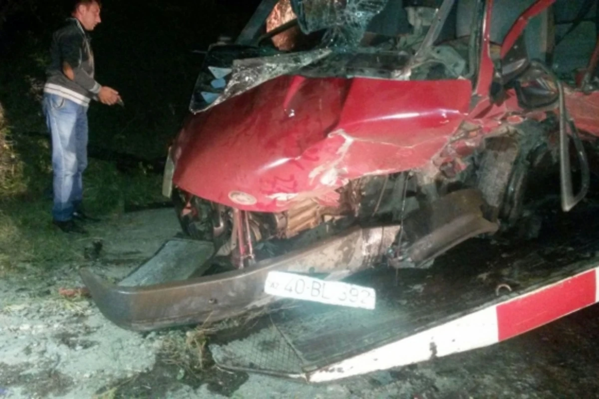 Toydan gələn Ford ağır qəzaya düşdü, 4 nəfər yaralandı Toydan gələn Ford ağır qəzaya düşdü, 4 nəfər yaralandı