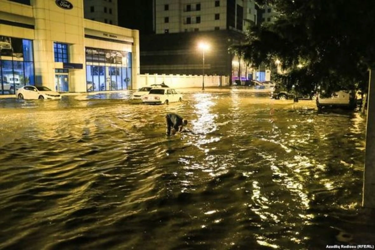Последствия сильного ливня в Баку