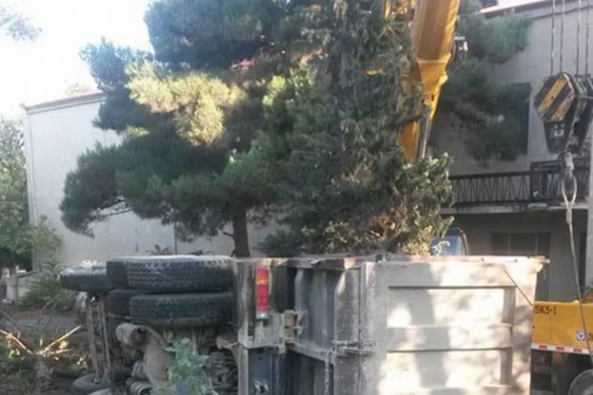 Xırdalanda yük maşını aşdı (FOTO) Xırdalanda yük maşını aşdı (FOTO)