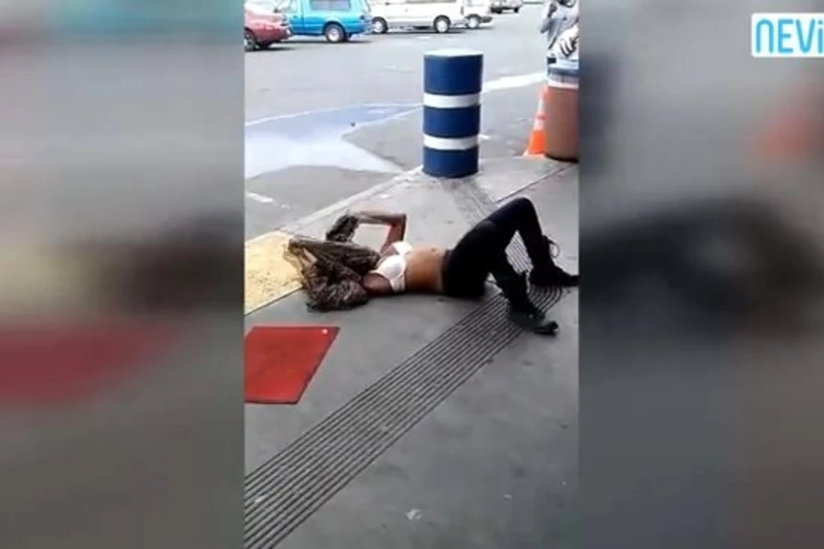 Qadınların küçə ortasında ölümcül davası (VİDEO) Qadınların küçə ortasında ölümcül davası (VİDEO)