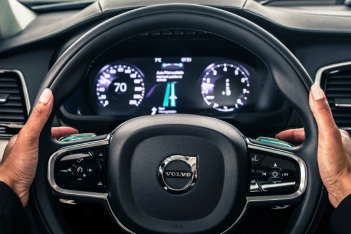 Volvo впечатляет публику первым кроссовером с автопилотом (видео)