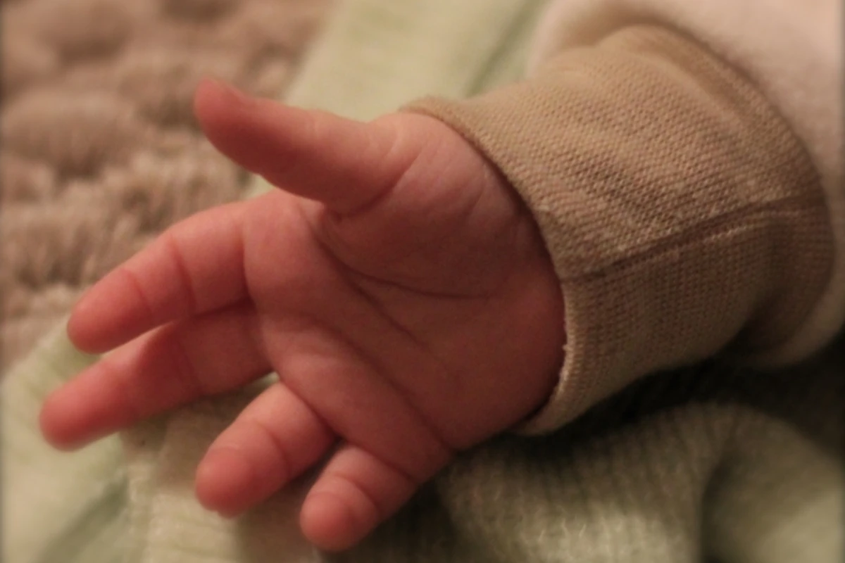 В Азербайджане с 6-го этажа упала 4 летняя девочка