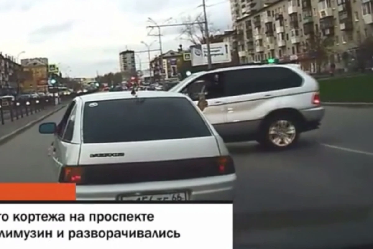 Азербайджанская диаспора Екатеринбурга отчитала жениха за езду задним ходом в центре города (видео)