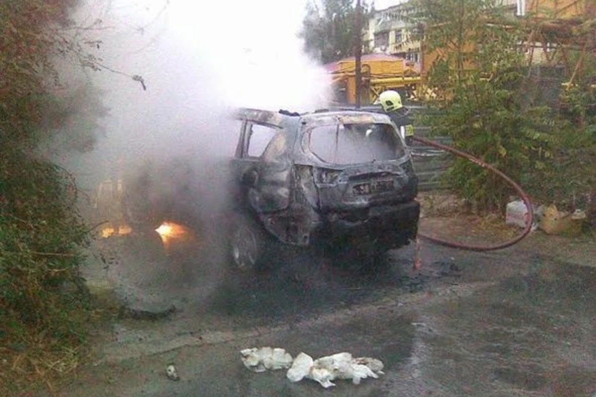 В Баку полностью сгорел автомобиль