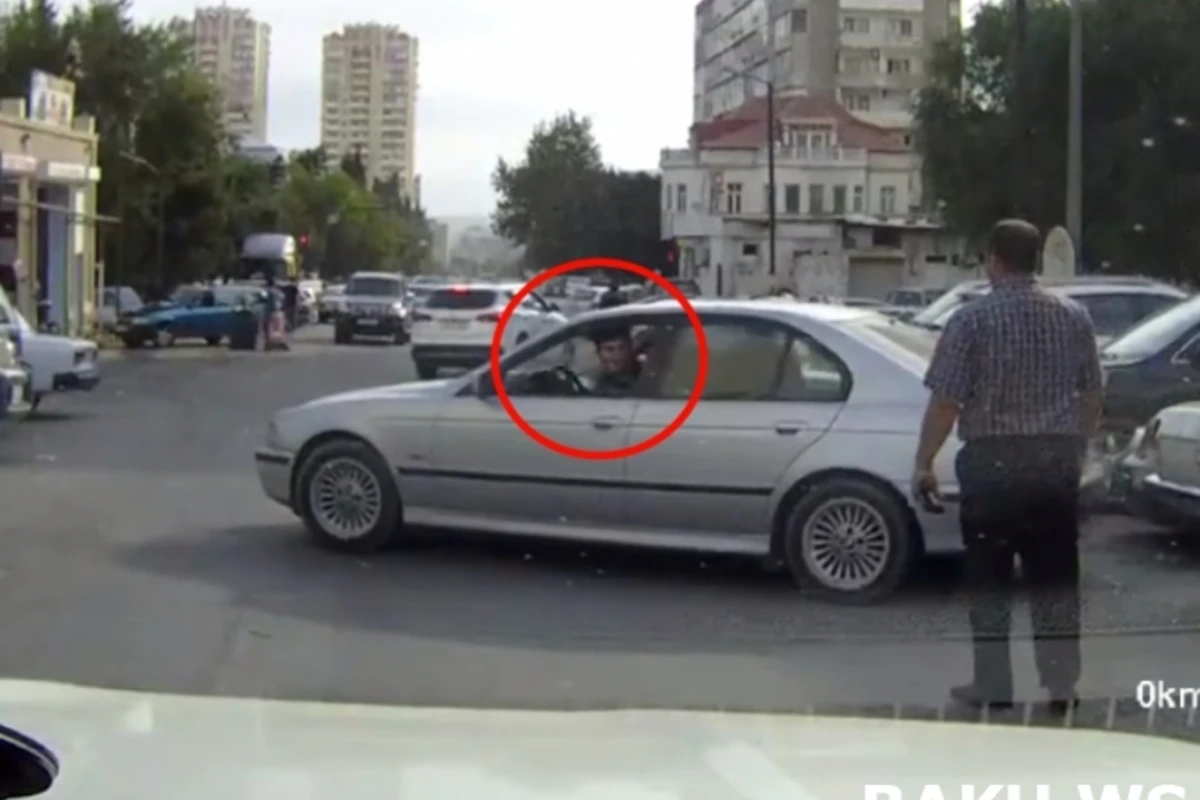 В Баку невменяемый водитель BMW пытался скрыться с места ДТП (видео)