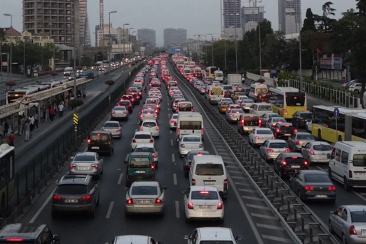 На многих улицах Баку наблюдается плотное движение автотранспорта
