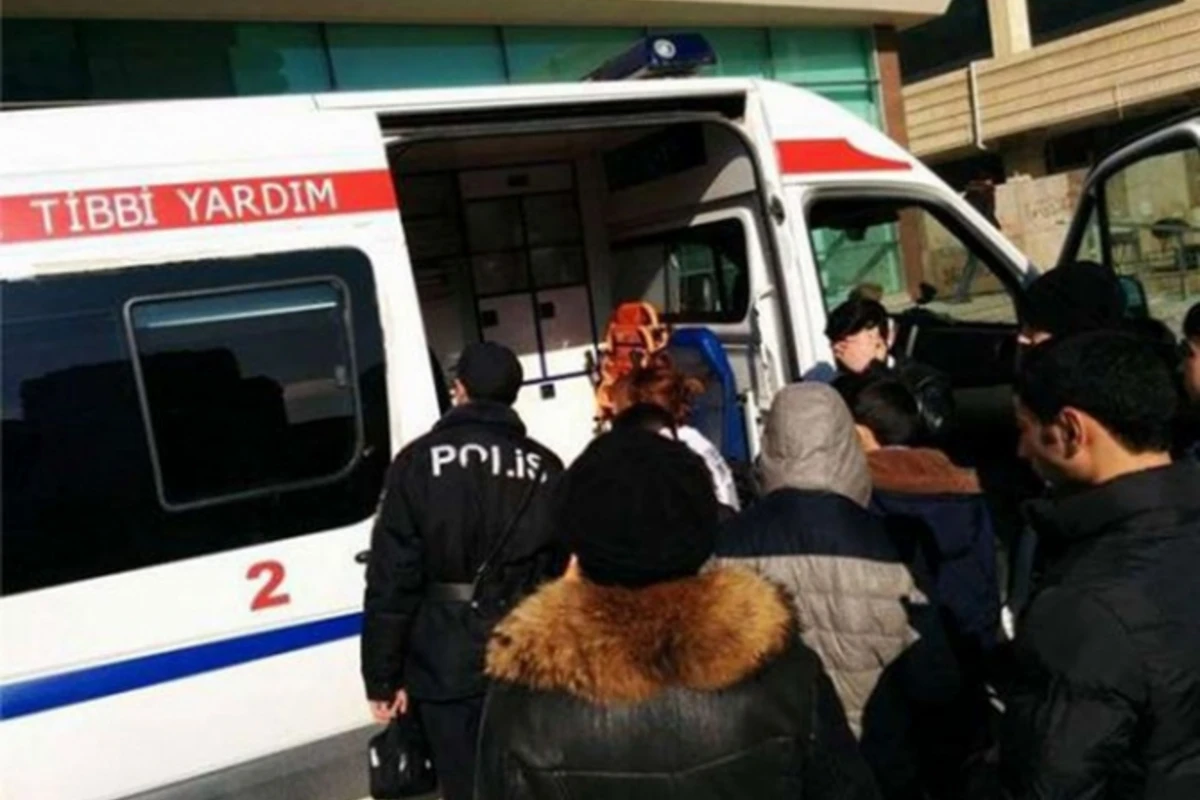 Bakıda maşın səkidə gedən 6 tələbəni vurdu Bakıda maşın səkidə gedən 6 tələbəni vurdu
