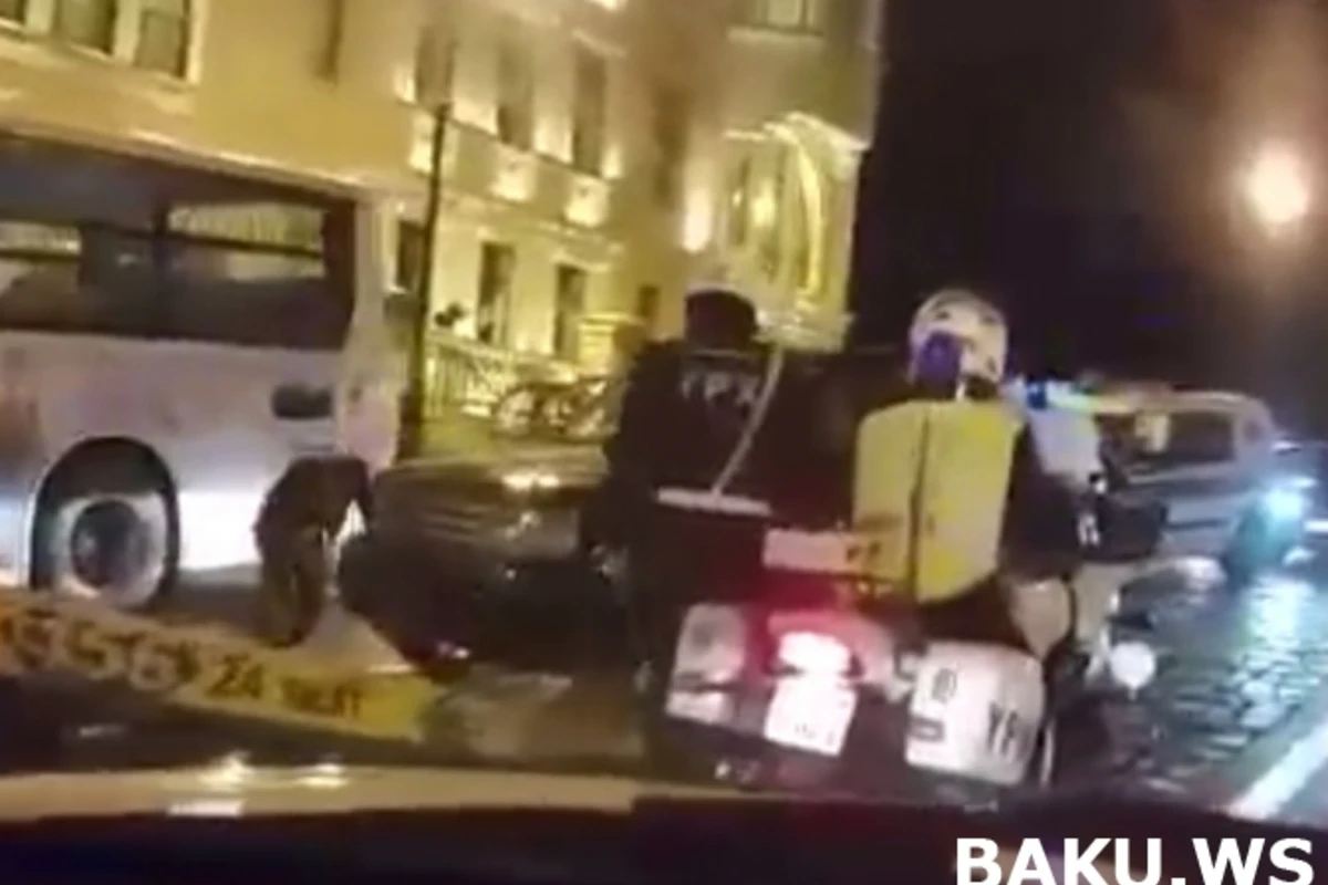 В Баку столкнулись Range Rover и S-class с номерами АА (видео)
