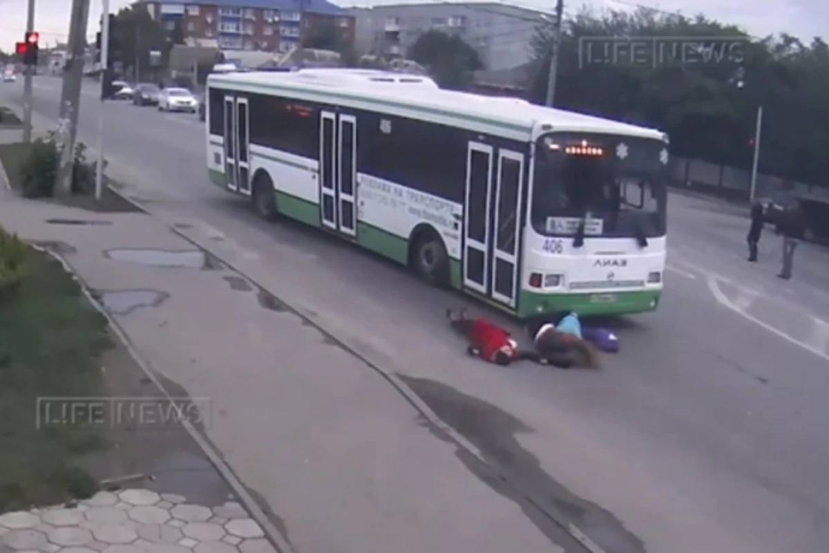 В России водитель автобуса сбил трех школьниц (видео)