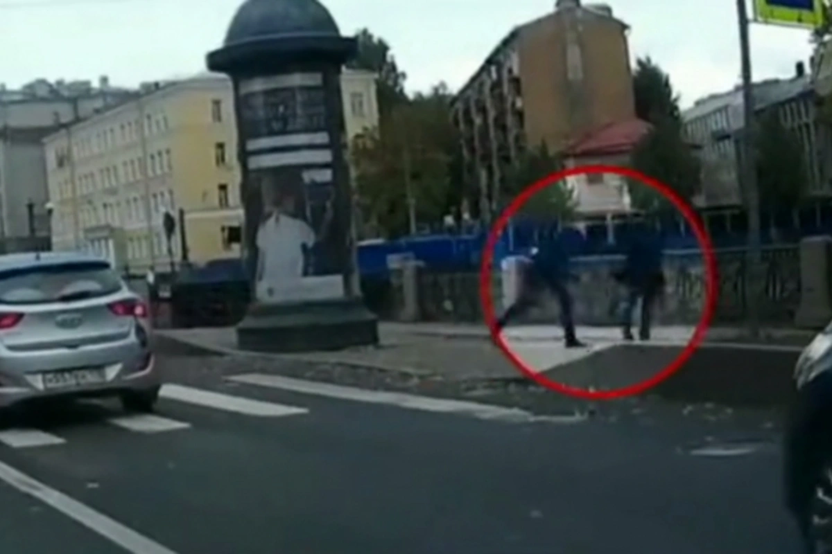 В Петербурге водитель Audi с правительственными номерами сбросил пешехода с моста (видео)