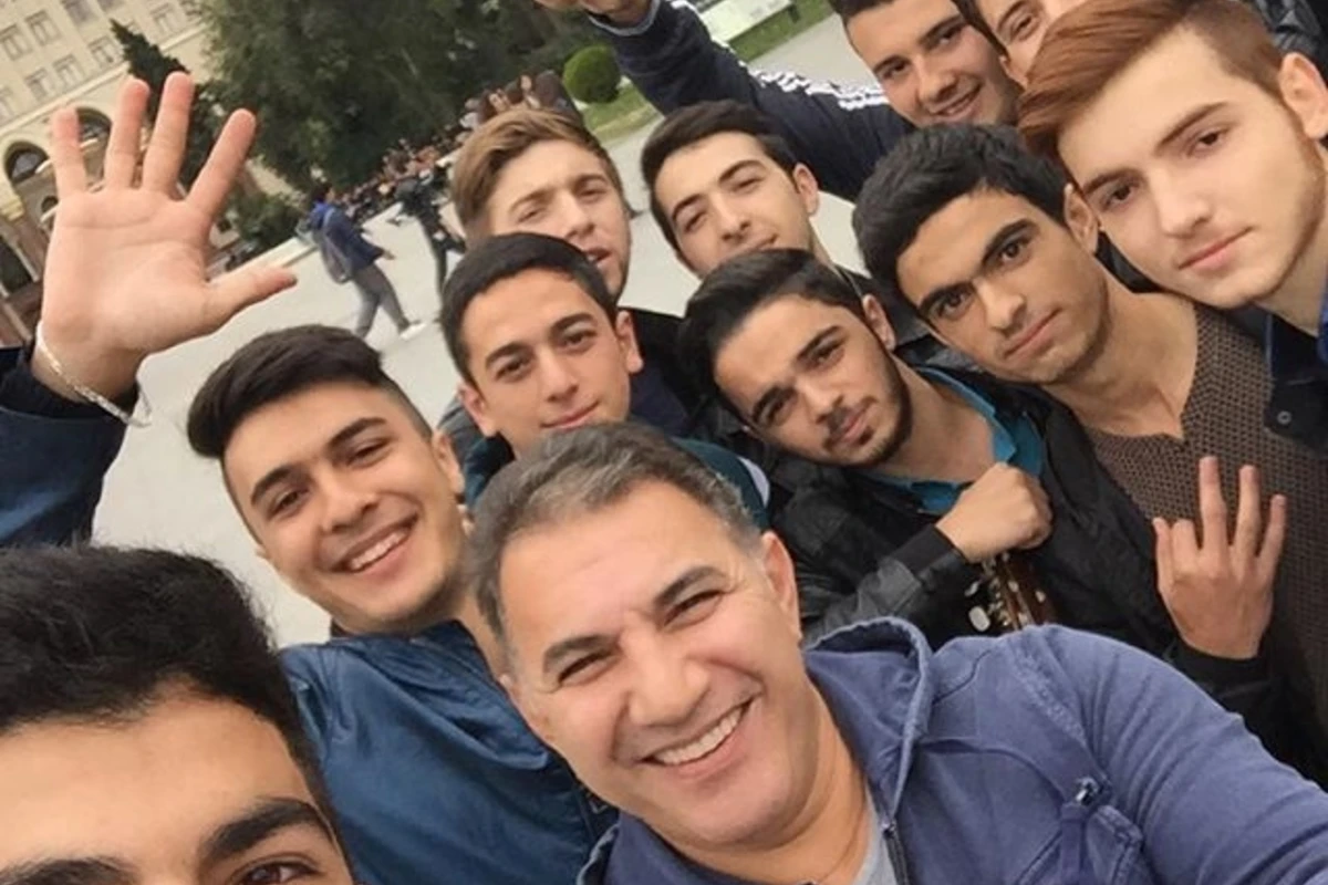 Заслуженный артист исполнил песню в парке со студентами (видео)