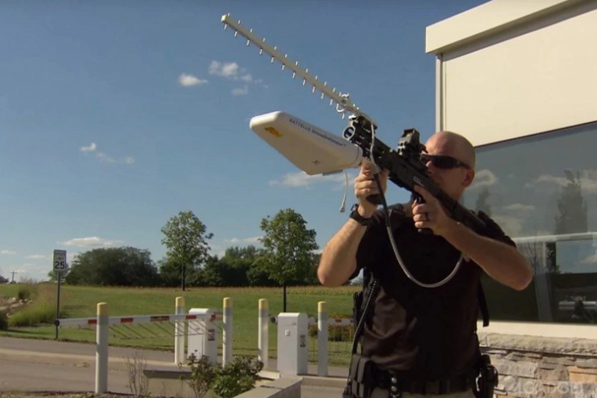 DroneDefender - винтовка против беспилотных правонарушителей (видео)