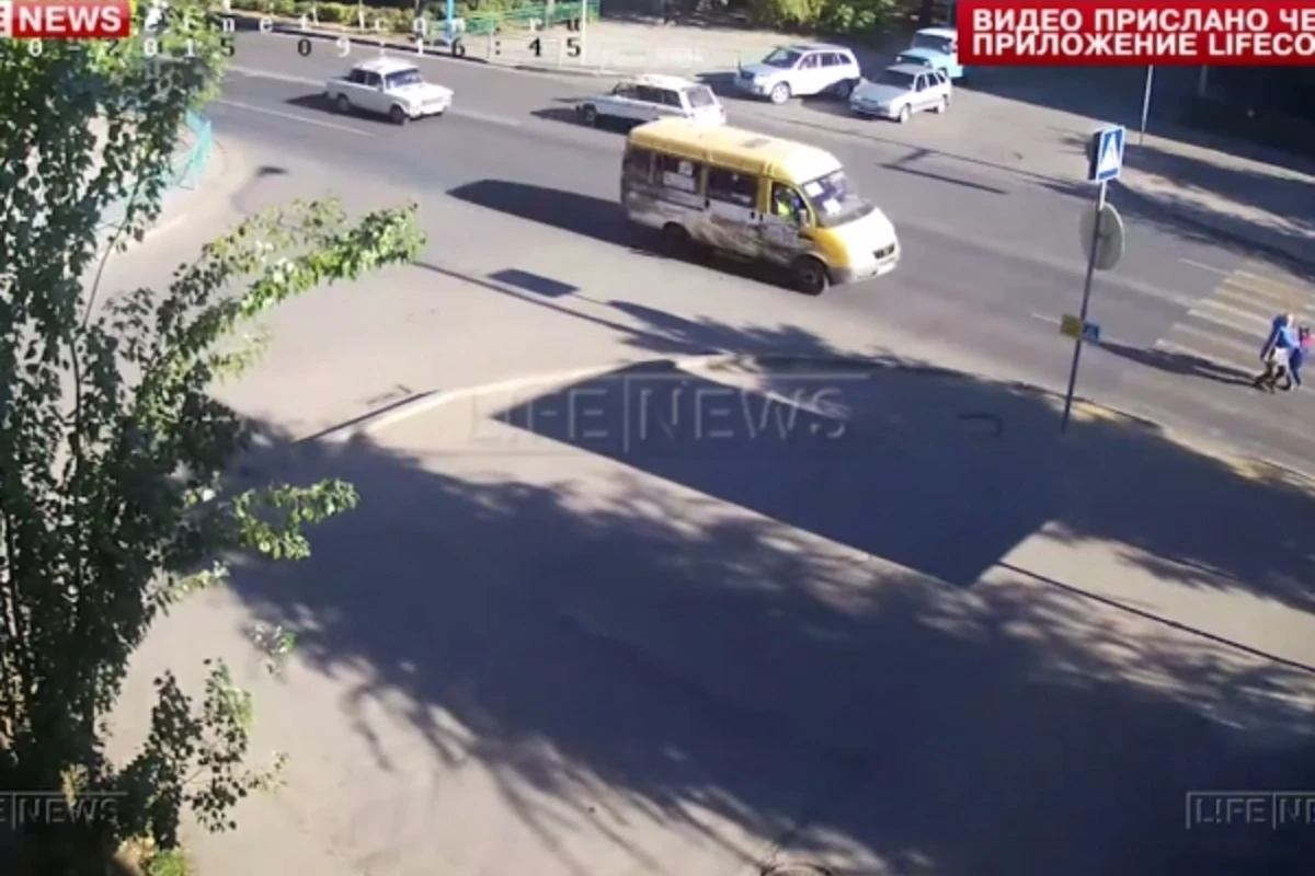 Пятилетний малыш чудом выжил, увернувшись от разогнавшейся маршрутки (видео)