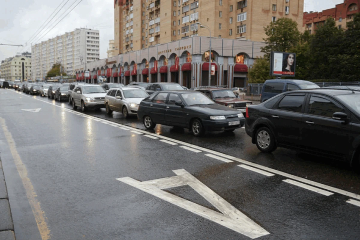В Баку на дороги наносят специальные полосы для общественного и спецтранспорта