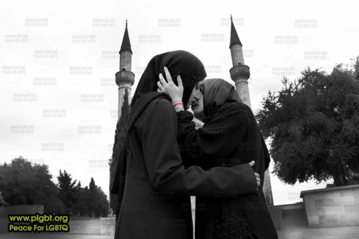 В Азербайджане лесбиянки сфотографировались целующимися на фоне мечети